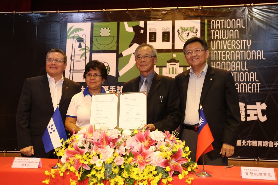 體育署林哲宏副署長(右1)與宏都拉斯大使館Sierra(左1)共同見證中華民國手球協會與宏都拉斯手球協會簽署合作備忘錄(MOU)。