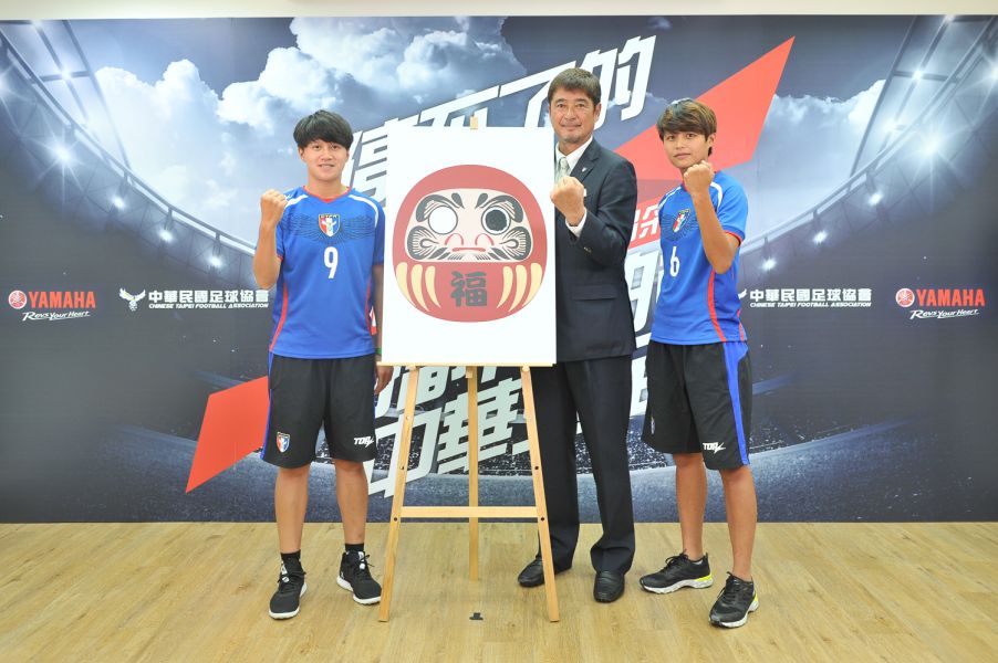 世大運代表隊林雅涵(右1)、李綉琴(左)與柳樂雅興教練(右2)五月時就訂立目標期望奪下金牌。圖/足協提供