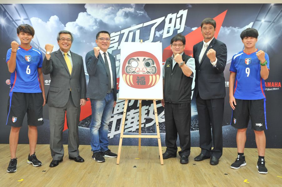 世大運代表隊林雅涵(左1)、李綉琴(右1)，與現場長官合影。圖/足協提供