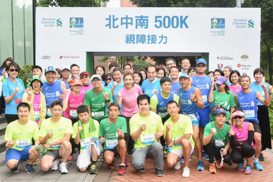 由渣打銀行總經理林遠棟率領渣打高階主管群、Selina、NGO夥伴組成應援團，為第一棒跑者加油，從台北渣打 iWealth centre揭開北高500公里長征序幕。
