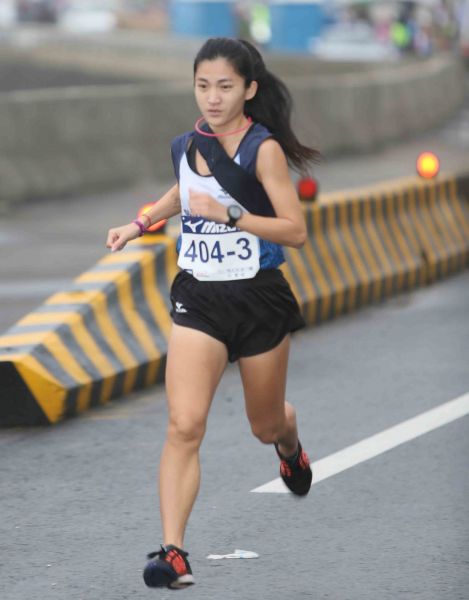 「跑山卡好」第三棒由人稱長跑美少女的陳雅芬擔任，靠著良好的團隊默契，最後以2小時34分56秒獲得社會組第三名。(主辦單位提供)