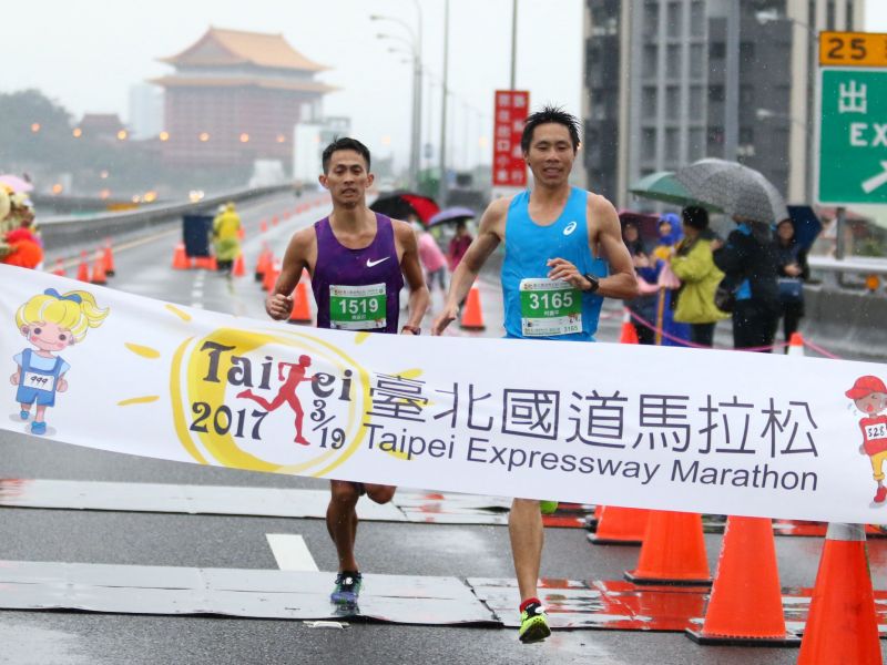 「金門囝仔」何盡平以1小時12分35秒的成績勇奪2017臺北國道馬拉松冠軍。(主辦單位提供)