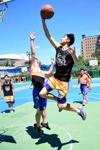「2017 天王盃籃球賽」台北站火熱開打，球員們不畏烈日，盡情揮灑熱血。(摩曼頓提供)