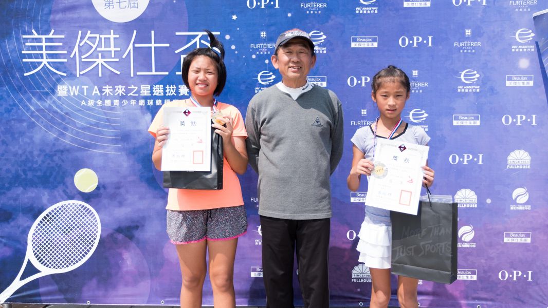 第七屆OPI盃12歲組女單冠軍民族國小曾子穎(左)、馬禮遜美國學校朱秝亞(右)。圖/海碩整合行銷提供