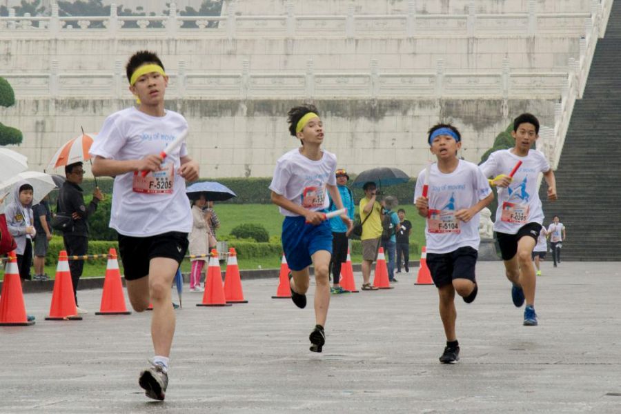 去年在中正紀念堂起跑的「健達樂跑跑盃」吸引2500名小朋友參加，即便天候不佳依舊澆不熄學童熱情。（圖／健達提供）