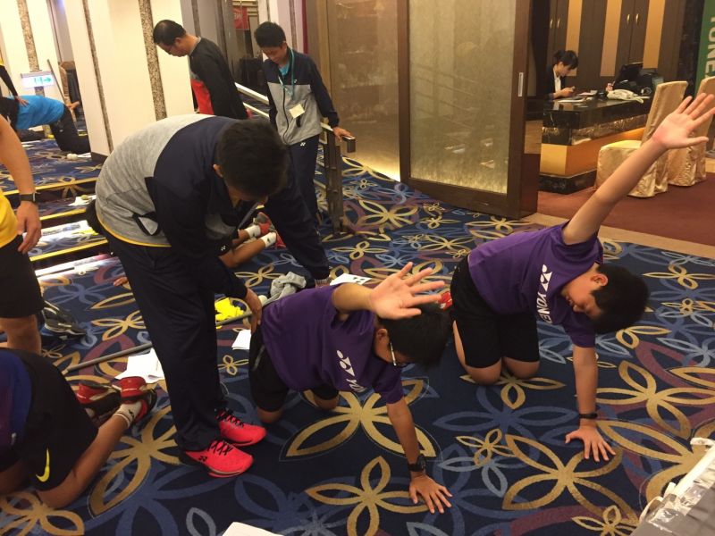 賽前的暖身及賽後的收操，是日本奧會體能團隊中村辰伴教練給小選手們最大的秘密武器。（圖／YONEX提供）