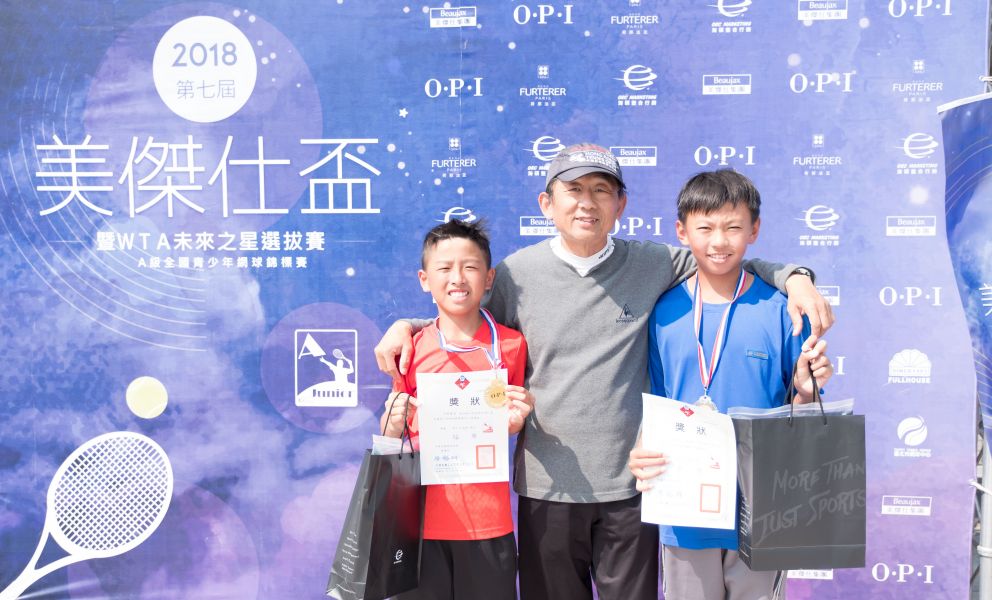 第七屆OPI盃12歲組男單冠軍新甲國小侯醇謙(左)、朴子國小侯傑恩(右)。圖/海碩整合行銷提供