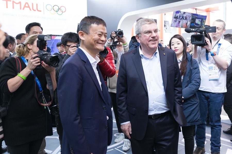 國際奧委會主席巴赫（Thomas Bach）與阿里巴巴集團董事局主席馬雲於韓國江陵奧林匹克公園，為阿里巴巴冬奧展館揭幕。