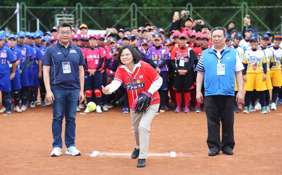 蔡英文總統今天為企業女子壘球聯賽開球。圖/大會提供