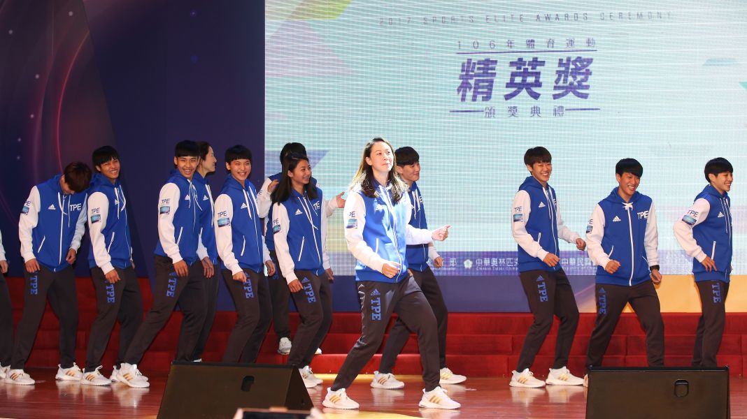 世大運中華女籃隊再秀抖肩舞。李天助攝