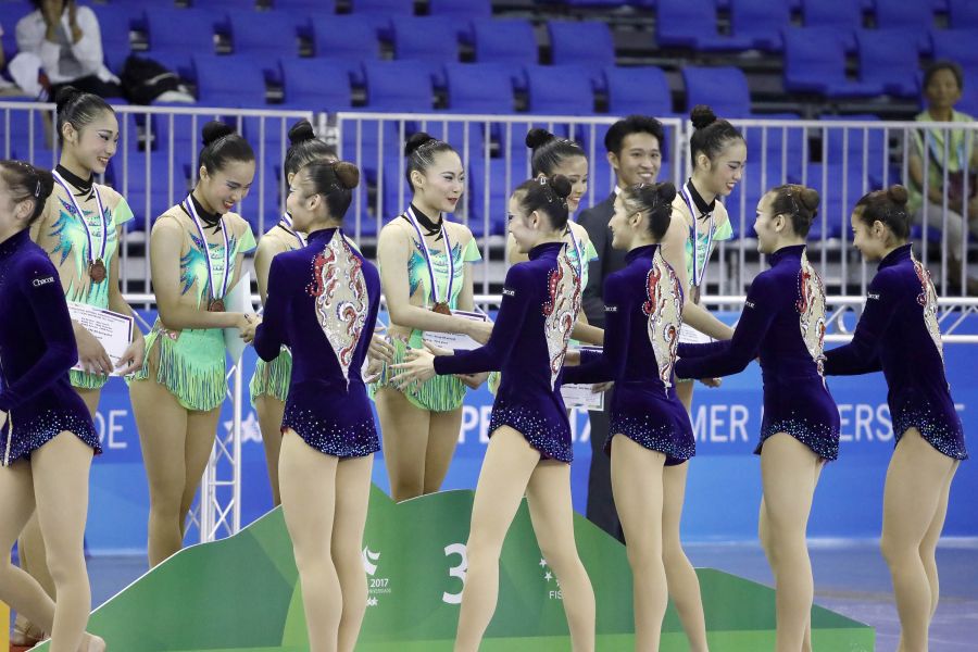 世大運韻律體操測試賽，日本東京女子體育大學，在頒獎典禮上，向銅牌中華臺北隊致意。圖/大會提供