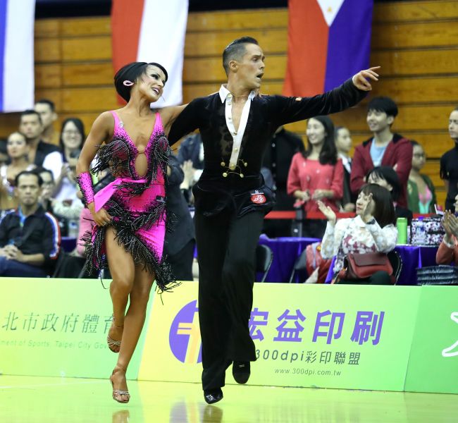 世界拉丁舞第8波蘭Edgar MARCOS（右）Alina NOWAK輕鬆在台北公開賽摘金／大會提供
