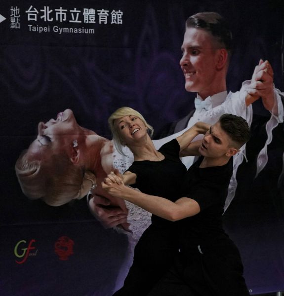 世界標準舞冠軍俄羅斯Dmitry Zharkov（右）Olga Kulikova在記者會上小露身手／李天助攝