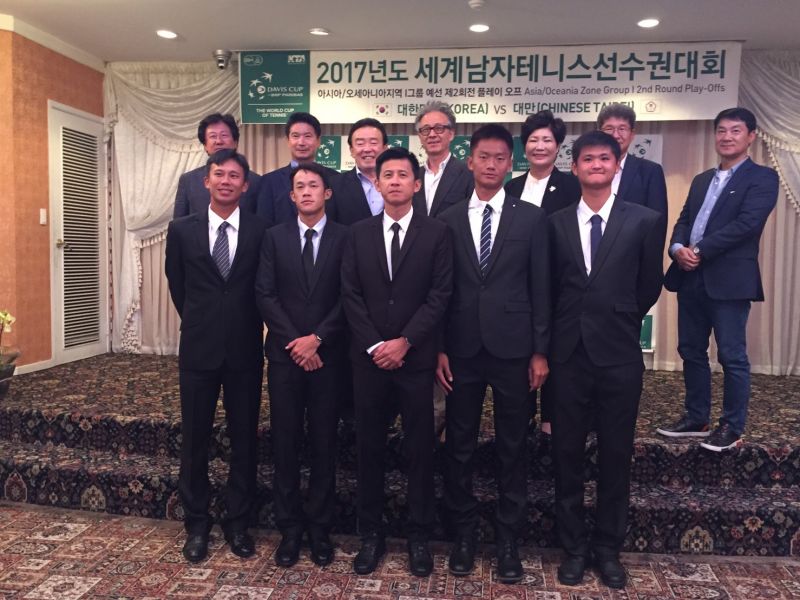 中華台北代表隊與韓國貴賓合影。中華民國網球協會提供