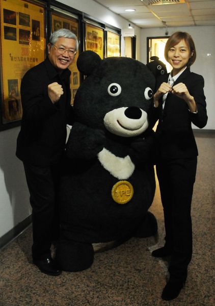 中華奧林匹克委員會陳士魁副主席與奧運跆拳道金牌陳詩欣兩位2004年雅典奧運「老戰友」在中華奧會相見歡。(主辦單位提供)