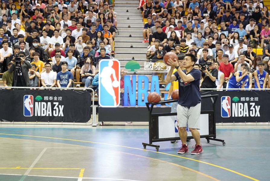 中華男籃傳奇射手羅興樑下場小試身手和理查森互飆三分球。NBA官方提供
