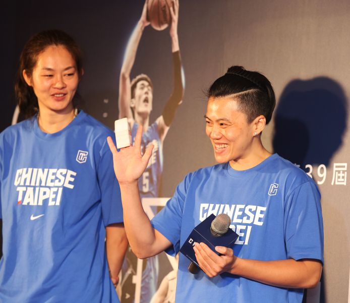 中華藍三分射手藍浩語(右)因練習造成手指受傷。圖/展逸國際行銷提供