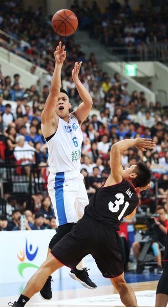 中華藍周儀翔(左)全場22分率隊86比65大勝日本。圖/中華籃協提供