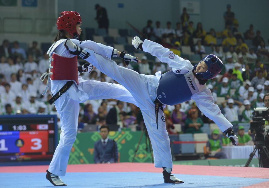 中華跆拳道選手洪幼婷(右)在亞室武運金牌戰一分險勝韓國對手。體記協會提供