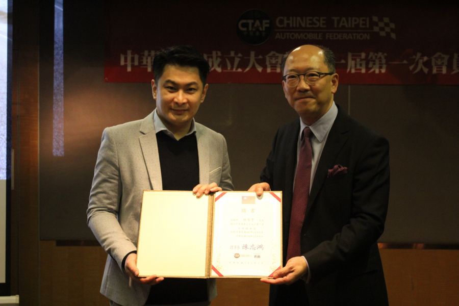 中華車會理事長陳志鴻(右)與榮譽理事長林帛亨。圖/中華車會提供