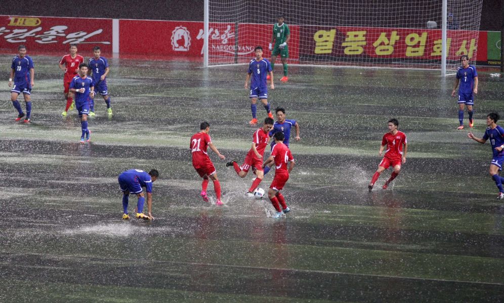 中華隊在大雨中奮戰。中華民國足球協會提供