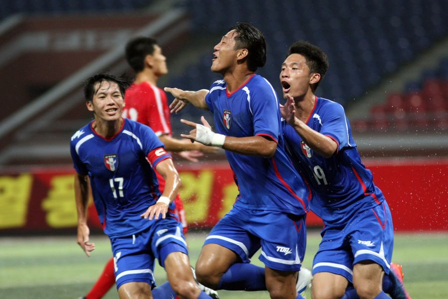 中華隊李祥偉(右二)射進唯一的1球後與隊友相擁慶賀。中華民國足球協會提供