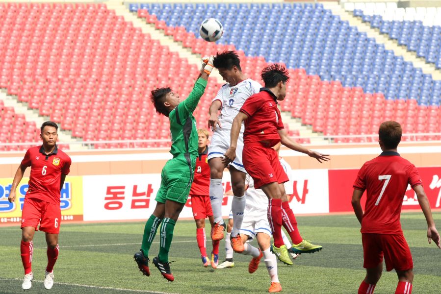 中華隊李祥偉(白色球衣)試圖在空中頂球射門。中華民國足球協會提供