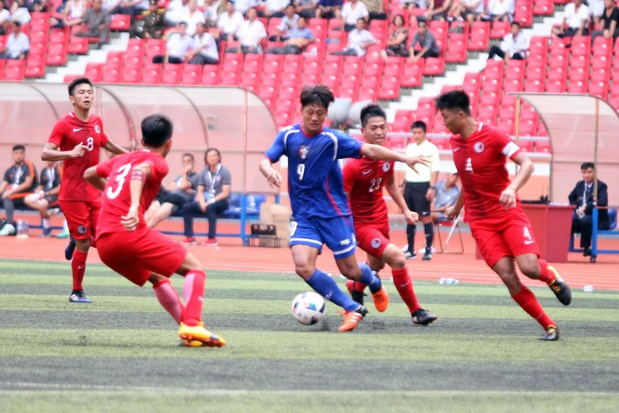 中華隊李祥偉遭對方四位球員包夾防守。中華民國足球協會提供