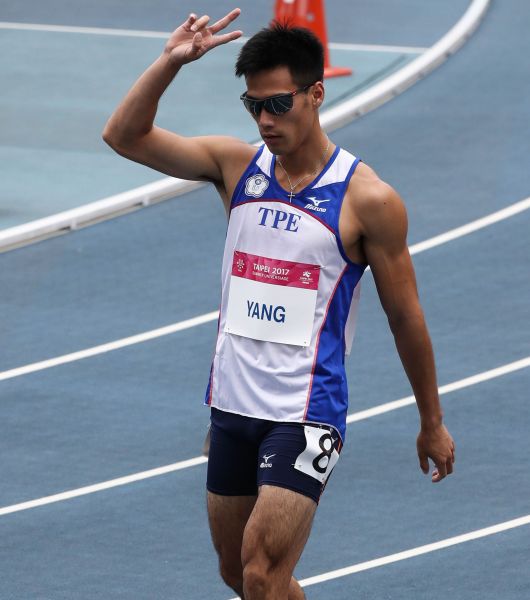 中華隊田徑選手楊俊瀚賽後舉手向觀眾致意。.台北世大運組委會提供