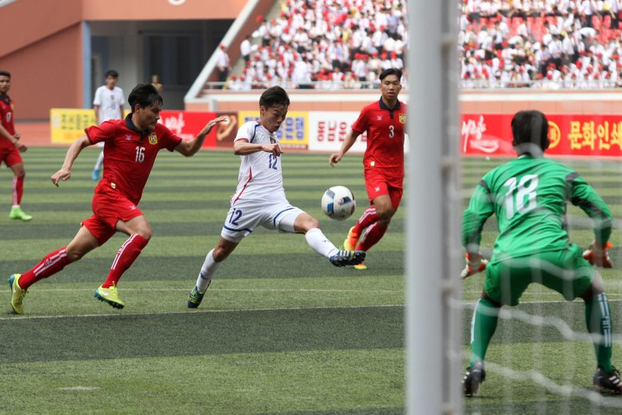 中華隊賴志瑄(白色球衣)在寮國球門前起腳射門。中華民國足球協會提供