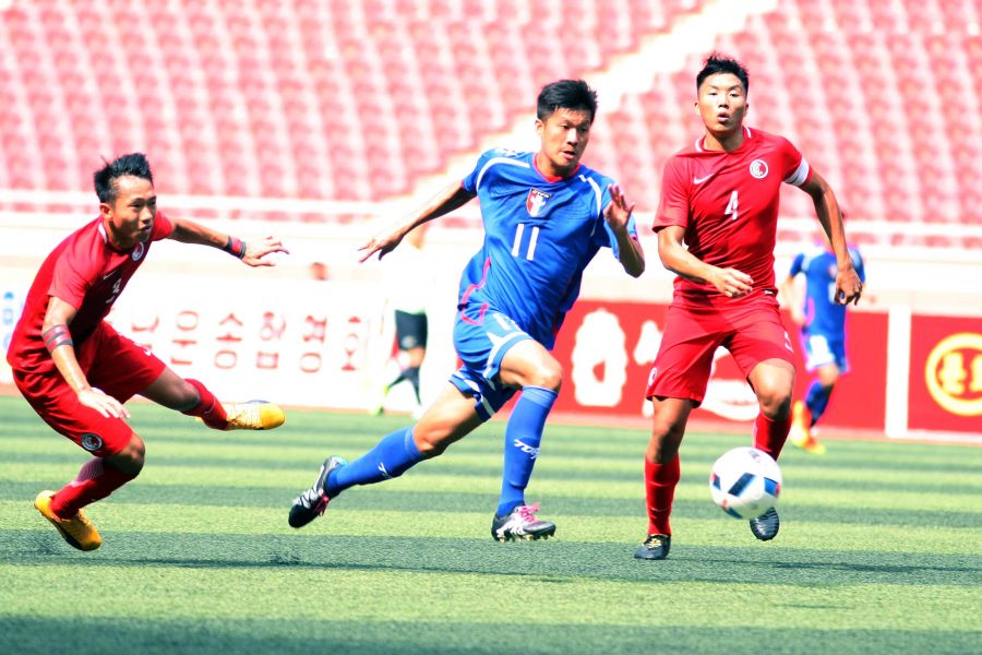中華隊陳瑞杰盤球突破對方防守。中華民國足球協會提供