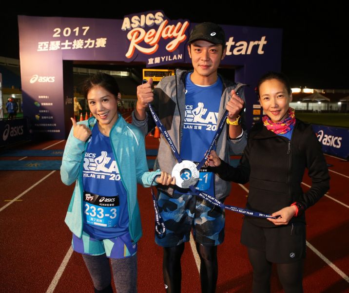 亞瑟士接力賽完賽獎牌設計十分吸睛，(左至右為藝人楊晨熙、姚元浩、張本渝)。