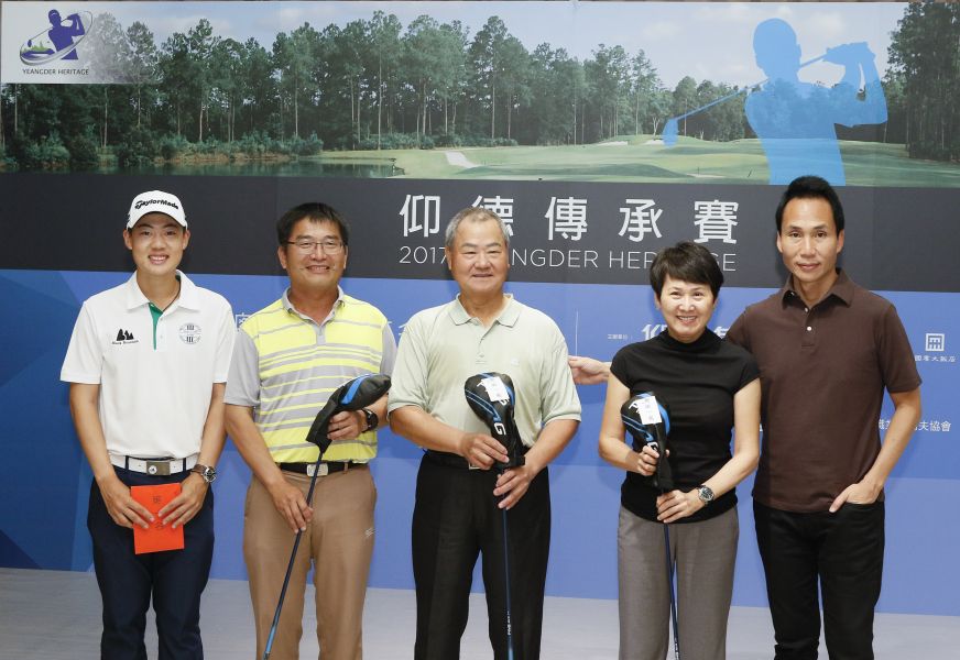 仰德集團董事長許育瑞(右1)頒發配對賽冠軍獎品給泰國職業選手傑斯(左1)與其他三位業餘球友。圖/大會提供