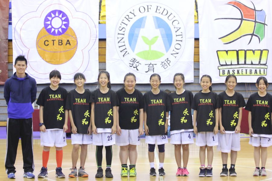 低年級球員組成、志在學習的永和女籃快樂打球。圖/全國少籃發展協會提供