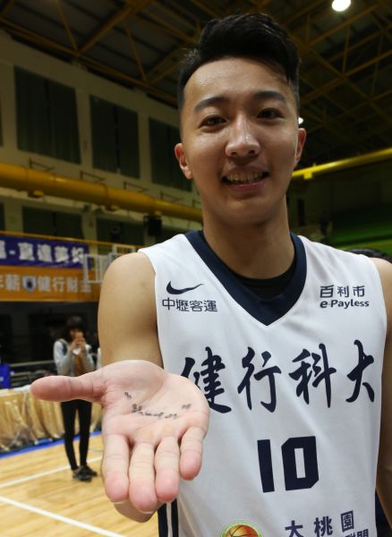 健行簡祐哲展示助理教練孫毅寫在他手上的「shooter」（射手）字樣。