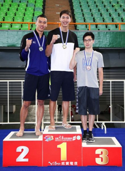 兄弟檔張國基（右）、張厚基（中）在男子50公尺仰式分別獲得銀牌和金牌，左為銅牌得主的楊鈞堯。。圖/大會提供 