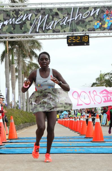 全程馬拉松組由肯亞選手奇柏特以2小時52分19秒封后。(大漢集團提供)
