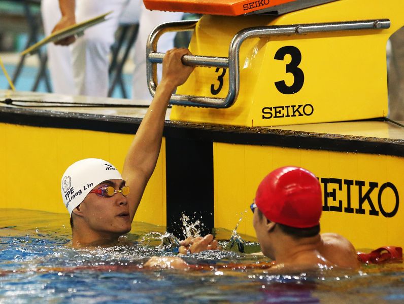 公開男生組游泳50公尺自由式輔仁大學林建良(左)。李天助攝