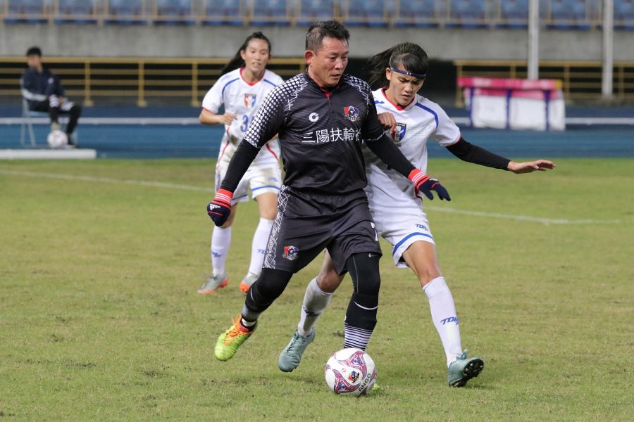 前中華足球代表隊教練陳貴人今日也加入黑熊明星隊，與中華亞運女足培訓隊進行球技交流。(主辦單位提供)