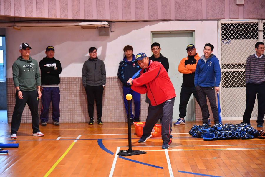 前職棒好手李桀郡親身體驗Mini Baseball教材課程。圖/寶悍運動平台提供