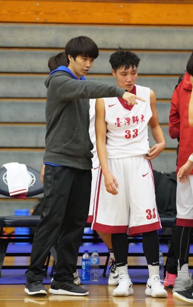 前電信、中華女籃得分後衛徐千惠客串指點台師大球員。