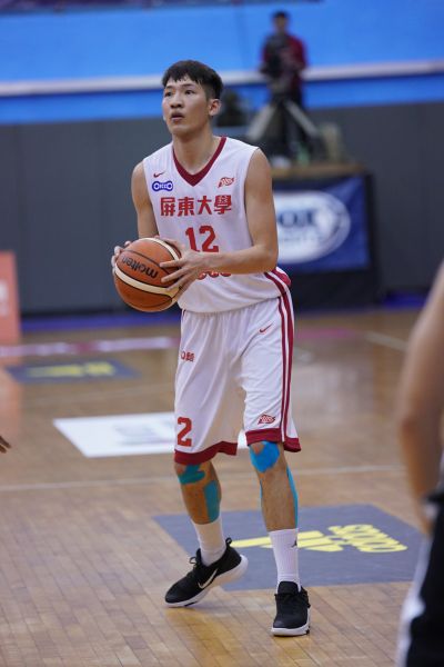 劉衍謙預賽場均18.9分，排行榜第三，15.0籃板第二、屏大保級首功。