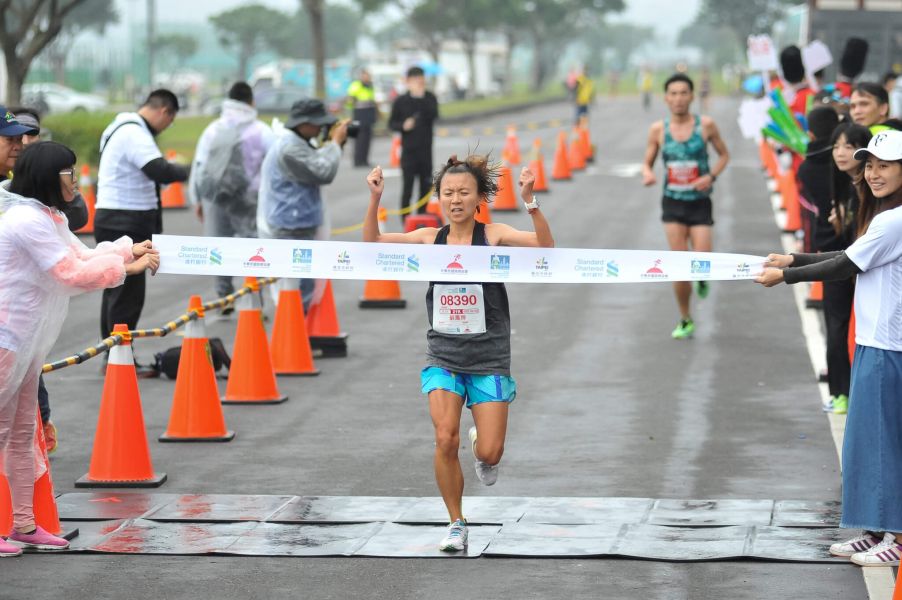 半程馬拉松女子組冠軍由蘇鳳婷跑出1小時23分00秒摘下后冠。圖/公關提供