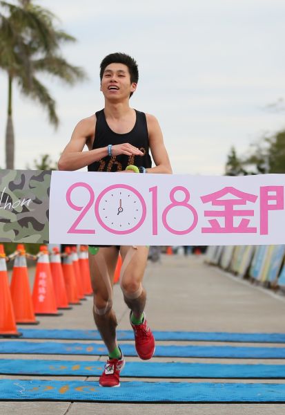 半程馬拉松由陳秉豐以1小時11分57秒奪冠。(大漢集團提供)