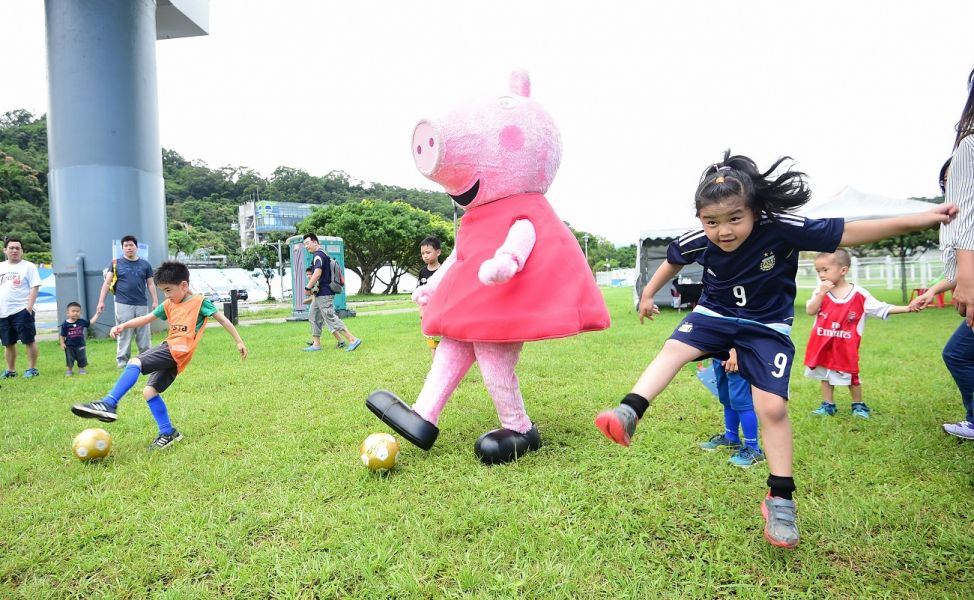 卡通明星佩佩豬現身為小小選手加油，和小選手們一起互動踢球，受到熱烈歡迎。(主辦單位提供)