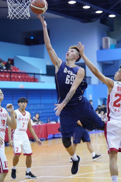 台中科大盧峻翔三分球7投中4  ，進生涯新高的32分、11籃板，開季8度「雙s十。