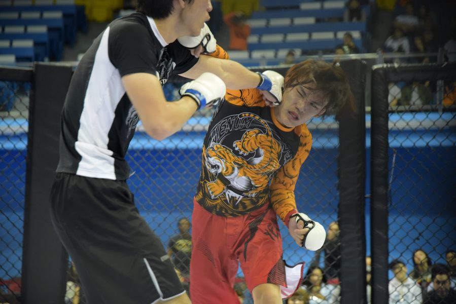 台北市立大學綜合格鬥社廖日宏，首次參賽便贏得雛量級冠軍。大會提供