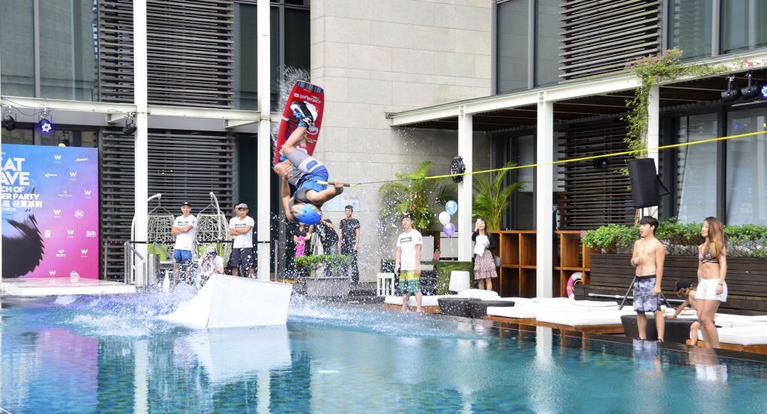 台北W飯店戶外泳池特別模擬滑水道。W飯店提供