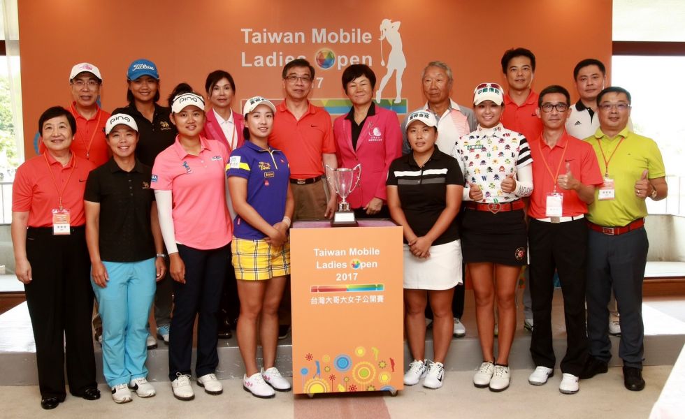 台灣大哥大女子公開賽賽前貴賓、贊助商代表及與賽選手代表合影留念。圖/大會提供