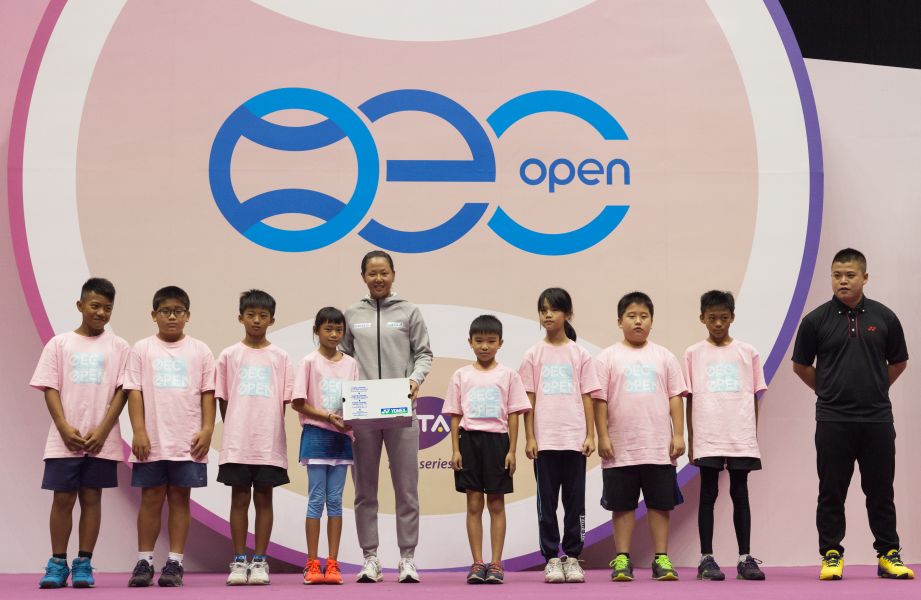 台灣好手徐竫雯致贈YONEX球鞋予潮昇國小網球隊。海碩整合行銷提供